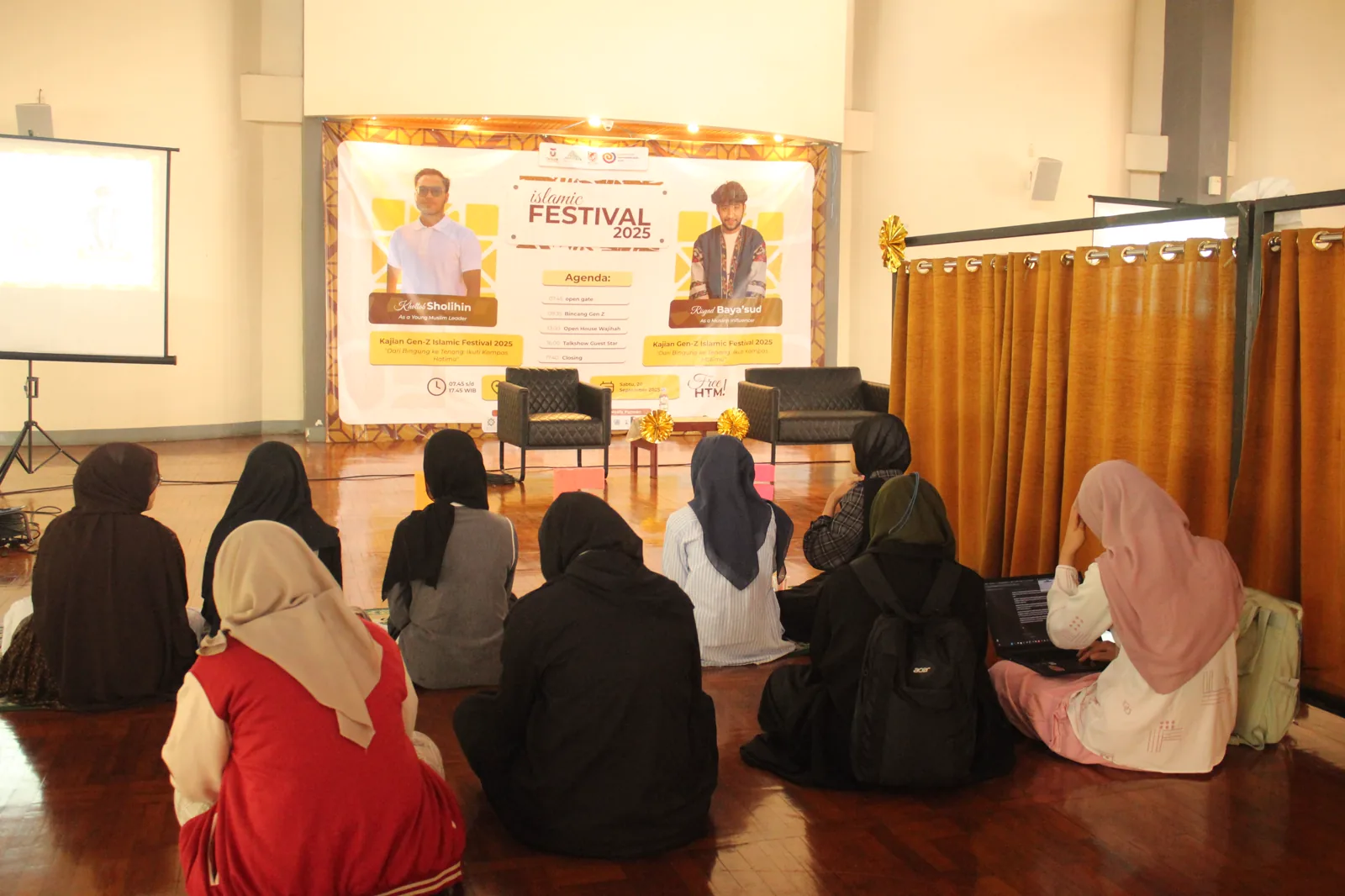 Sesi foto bersama seluruh panitia dan pengisi acara