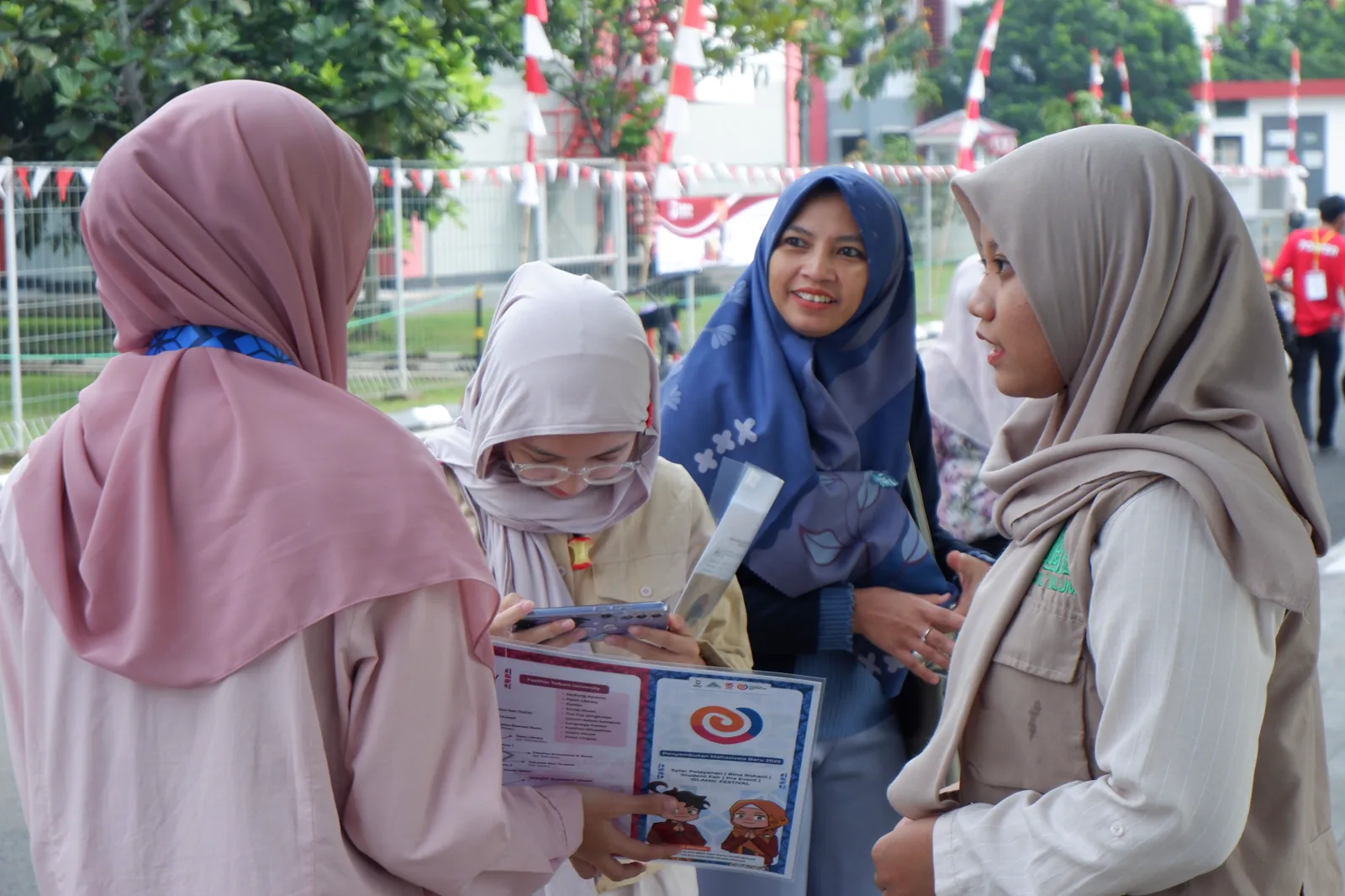 Penyambutan ramah panitia syiar pelayanan LDK Al-Fath