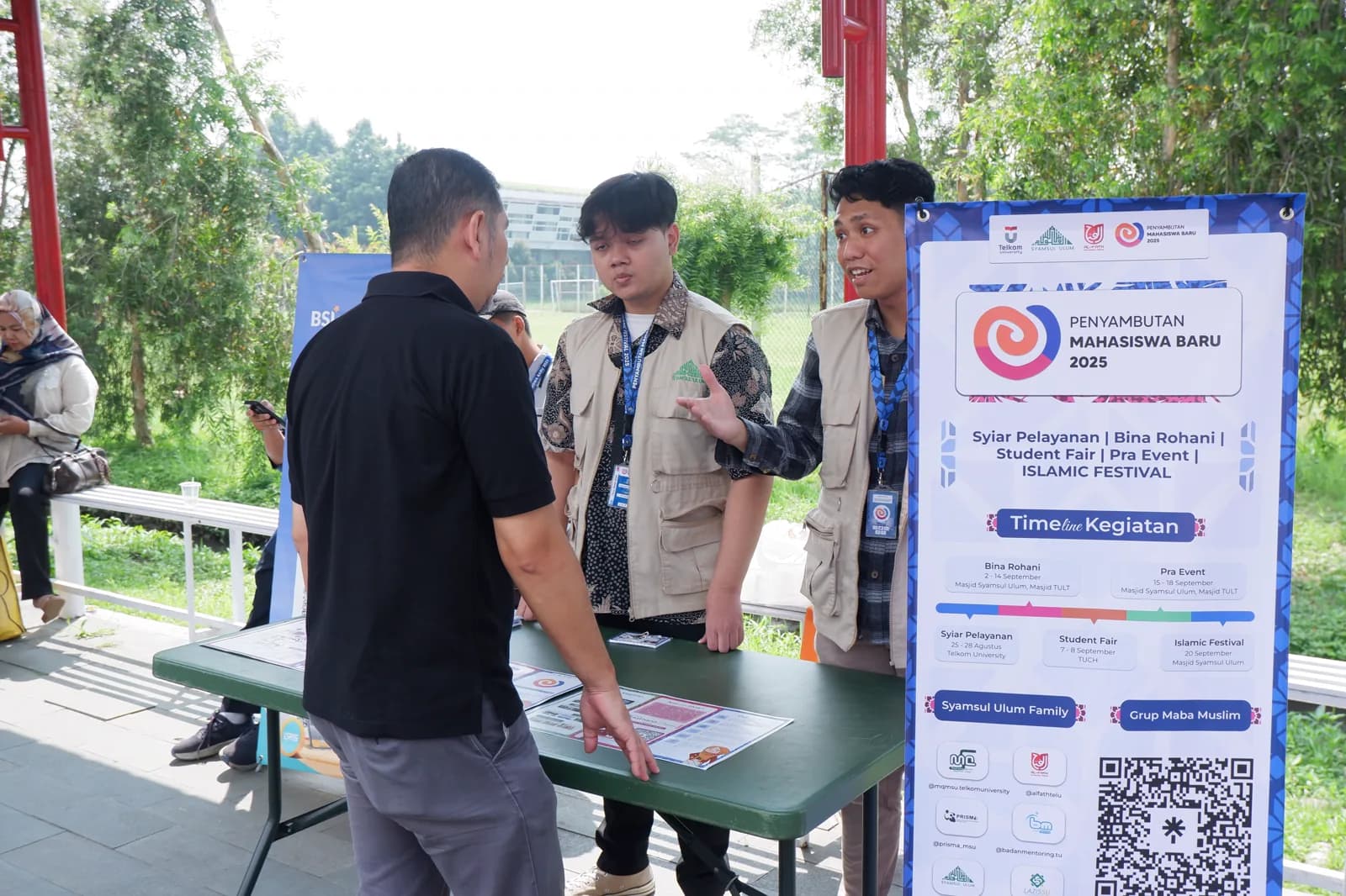 Pelayanan meja bantuan dan registrasi informasi