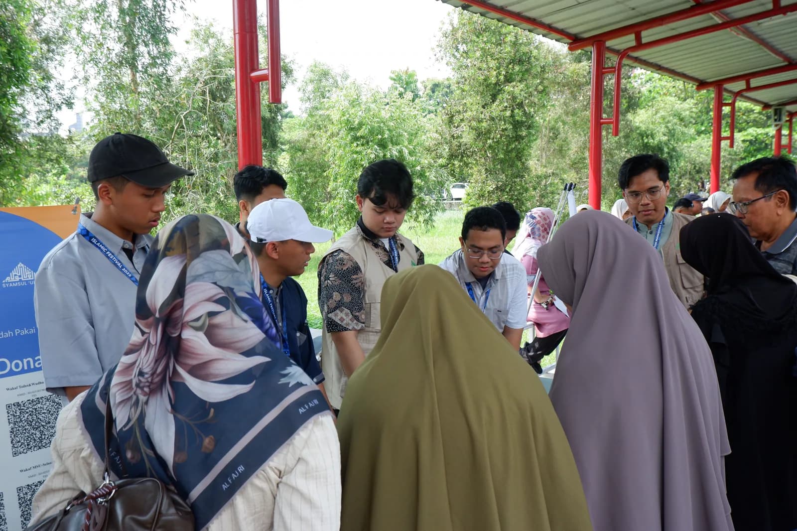 Interaksi edukatif panitia bersama mahasiswa baru